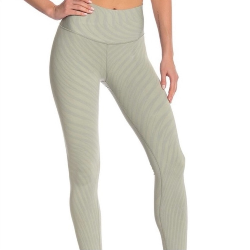 ALO leggings high waist airbrush pistachio colored.